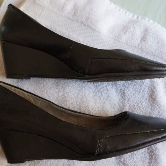 Aerosoles 8M Slip On Wedge Black Leather Closed Toe Casual Comfort Shoes - Picture 1 of 4